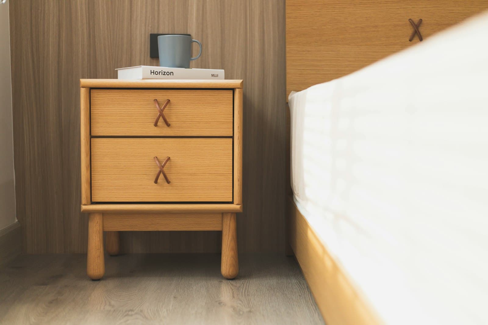 Mesa de luz Aire, 2 cajones · roble